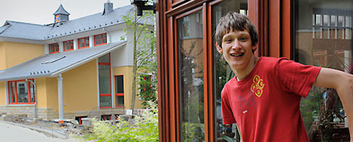 Schüler vor dem Heilpädagogischem Heim Bonnewitz
