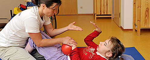 Schülerin bei der Physiotherapie