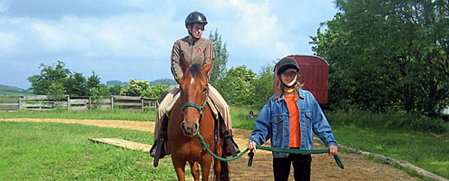 Schüler bei der Reittherapie