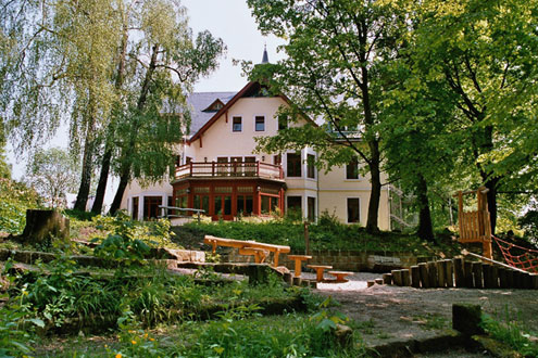 Die Heilpädagogische Schule mit Heim liegt inmitten einer idyllischen Landschaft nahe des Borsbergs.