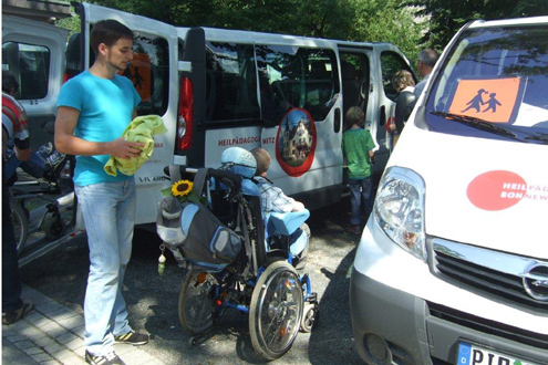 
In Kleinbussen holen wir unsere Schülerinnen und Schüler morgens ab und bringen sie nachmittags wieder nach Hause.