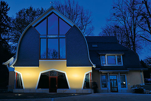 
Das neue Therapiehaus bietet moderne Räume, eine große Gymnastikhalle und ein Bewegungsbad.
