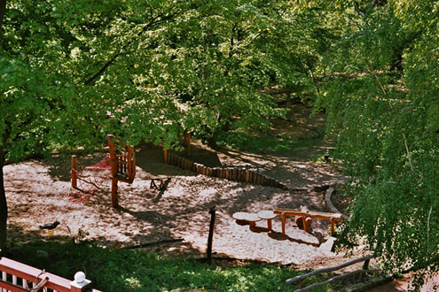 
Der Spielplatz bietet Abwechslung und Ablenkung vom Schulalltag.